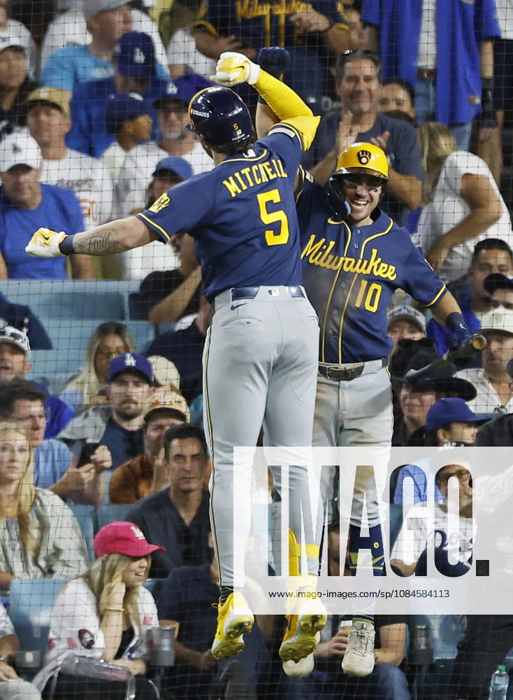 Milwaukee Brewers Garrett Mitchell (5) celebrates with Sal Frelick (10) after hitting a solo home run against the Los Angeles Dodgers in the sixth inning during game four of the MLB, Baseball Herren, USA National League Championship Series at Dodger Stadium in Los Angeles, California, on Thursday, October 15, 2026. LAP20261015748 CAROLINExBREHMAN