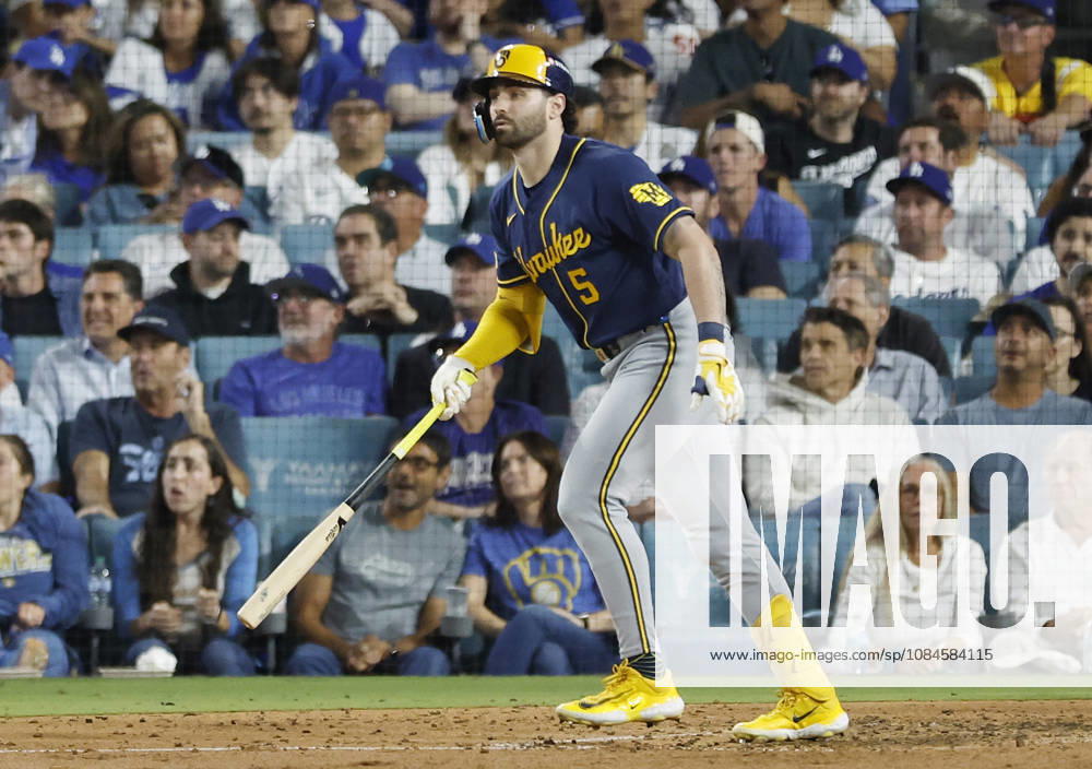 Milwaukee Brewers Garrett Mitchell (5) hits a solo home run against the Los Angeles Dodgers in the sixth inning during game four of the MLB, Baseball Herren, USA National League Championship Series at Dodger Stadium in Los Angeles, California, on Thursday, October 15, 2026. LAP20261015741 CAROLINExBREHMAN