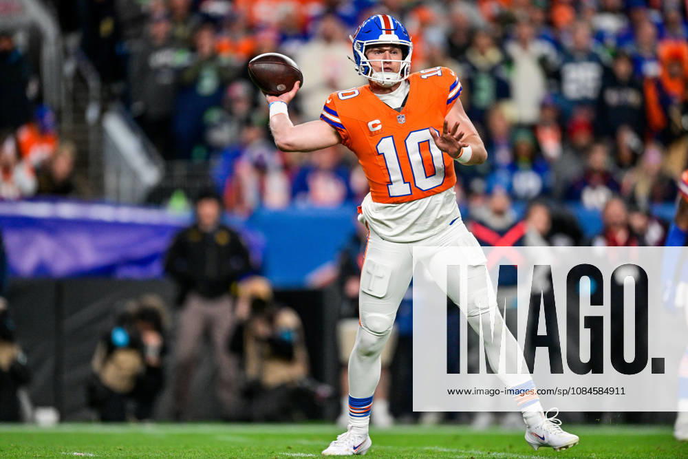 DENVER, CO - OCTOBER 15: Denver Broncos quarterback Bo Nix (10) passes in the second quarter during a game between the Seattle Seahawks and the Denver Broncos at Empower Field at Mile High on October 15, 2026 in Denver, Colorado. (Photo by Dustin Bradford Icon Sportswire) NFL, American Football Herren, USA OCT 15 Seahawks at Broncos Icon132261015021