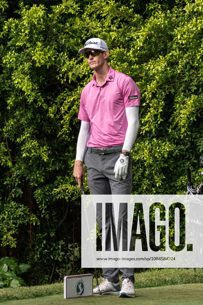 Charles PORTER from the USA drops his club annoyed by his shot.Round 2 in the Macao Open Golf at Macau Golf & Country Club. Coloane China - ZUMAr144 20261016_zap_r144_071