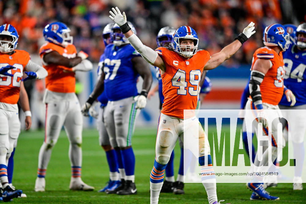 DENVER, CO - OCTOBER 15: Denver Broncos linebacker Alex Singleton (49) celebrates after a missed field goal attempt by the Seattle Seahawks during a game at Empower Field at Mile High on October 15, 2026 in Denver, Colorado. (Photo by Dustin Bradford Icon Sportswire) NFL, American Football Herren, USA OCT 15 Seahawks at Broncos Icon132261015028