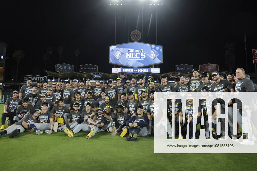 MLB, Baseball Herren, USA Postseason: NLCS Game 4 - Los Angeles Dodgers vs Milwaukee Brewers The Milwaukee Brewers team poses after winning Game 4 of the National League Championship Series against the Los Angeles Dodgers at Dodger Stadium in Los Angeles, California, USA, 15 October 2026. LOS ANGELES CALIFORNIA UNITED STATES