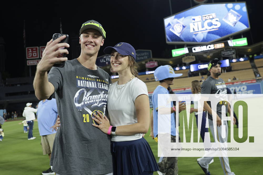 MLB, Baseball Herren, USA Postseason: NLCS Game 4 - Los Angeles Dodgers vs Milwaukee Brewers Milwaukee Brewers pitcher Jacob Misiorowski and his partner celebrate after winning Game 4 of the National League Championship Series against the Los Angeles Dodgers at Dodger Stadium in Los Angeles, California, USA, 15 October 2026. LOS ANGELES CALIFORNIA UNITED STATES