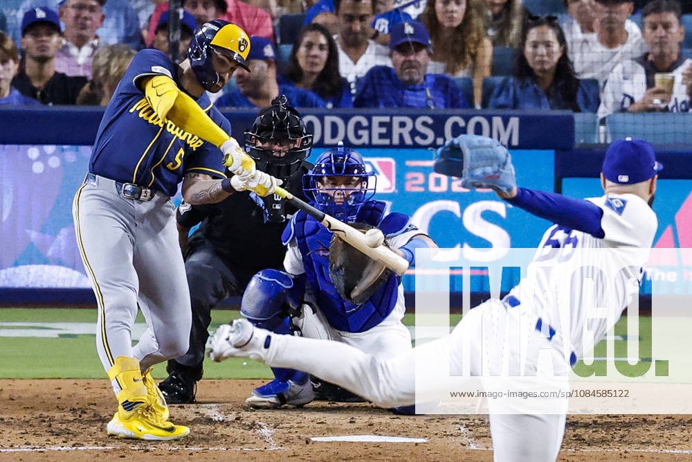 MLB, Baseball Herren, USA Postseason: NLCS Game 4 - Los Angeles Dodgers vs Milwaukee Brewers Milwaukee Brewers outfielder Garrett Mitchell (5) hits a solo home run against Los Angeles Dodgers pitcher Tanner Scott (66) in the sixth inning during Game 4 of the National League Championship Series between the Los Angeles Dodgers and the Milwaukee Brewers at Dodger Stadium in Los Angeles, California, USA, 15 October 2026. (Issued 16 October 2026). LOS ANGELES CALIFORNIA UNITED STATES