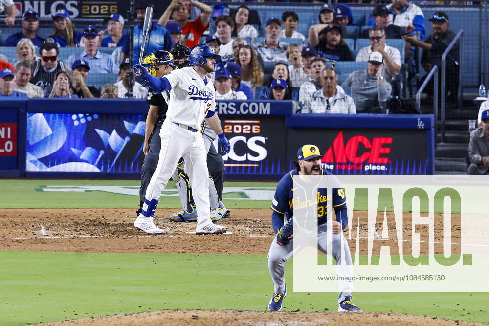 MLB, Baseball Herren, USA Postseason: NLCS Game 4 - Los Angeles Dodgers vs Milwaukee Brewers Los Angeles Dodgers third baseman Max Muncy (13) strikes out against Milwaukee Brewers pitcher JoJo Romero (33) in the seventh inning during Game 4 of the National League Championship Series between the Los Angeles Dodgers and the Milwaukee Brewers at Dodger Stadium in Los Angeles, California, USA, 15 October 2026 (Issued 16 October 2026). LOS ANGELES CALIFORNIA UNITED STATES