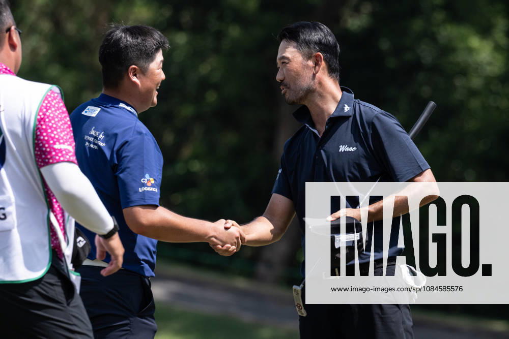 USAÃ¢â‚¬â ¢s Kevin NA (R) congratulates Sungjae IM (L) from Korea on his round of -7 par bringing him into the lead with -13par. Round 2 in the Macao Open Golf at Macau Golf & Country Club. Macau Open Golf Round 2 - ZUMAr144 20261016_zap_r144_085