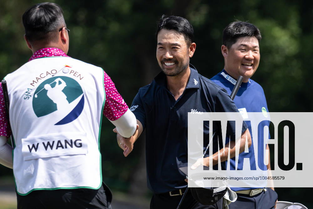 USAâ€⠢s Kevin NA (R) congratulates Sungjae IM (L) from Korea on his round of -7 par bringing him into the lead with -13par. Round 2 in the Macao Open Golf at Macau Golf & Country Club. Coloane China - ZUMAr144 20261016_zap_r144_087