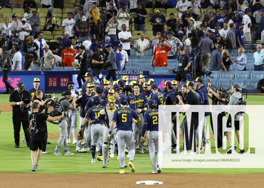 Baseball: Championship Series between Brewers and Dodgers The Milwaukee Brewers celebrate after clinching a spot in the World Series by defeating the Los Angeles Dodgers in Game 4 of the National League Championship Series at Dodger Stadium in Los Angeles on Oct. 15, 2026. A14AA0005631037P