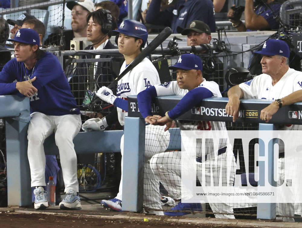 Baseball: Championship Series between Brewers and Dodgers Los Angeles Dodgers manager Dave Roberts (C, R) and designated hitter Shohei Ohtani (C, L) look on from the dugout during the ninth inning of Game 4 of the National League Championship Series against the Milwaukee Brewers at Dodger Stadium in Los Angeles on Oct. 15, 2026. A14AA0005631043P