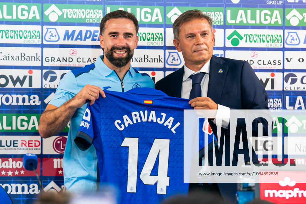 SOCCER - LaLiga - Getafe CF - press conference, PK, Pressekonferenz with Dani Carvajal Photo by IPA ABACAPRESS.COM89760496 - MADRID, OCTOBER 16. Daniel Carvajal and Toni Munoz pose in the Getafe CF uniform during his unveiling as a new player for Getafe CF. Daniel Carvajal was unveiled as a new player for Getafe CF at Estadio Coliseum on October 16, 2026, in Getafe, Spain. (Photo by: Tomas Garrido) during the Getafe CF press conference with Dani Carvajal, ahead of a Spanish La Liga match in Madrid, Spain, on October 16, 2026 Madrid Spain