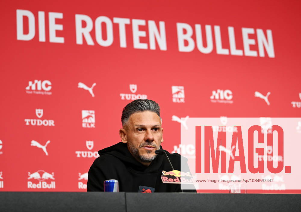 2026–2027 Bundesliga Season, Matchday 6, RB Leipzig Press Conference Ahead of Bayern Munich vs. RB Leipzig on October 16, 2026: Martin Demichelis, RB Leipzig coach, at the RB Leipzig press conference ahead of the Bundesliga match against Bayern Munich on October 16, 2026. Demichelis raises his index finger. Leipzig, Saxony, Germany. Red Bull Training Facility on Cottaweg