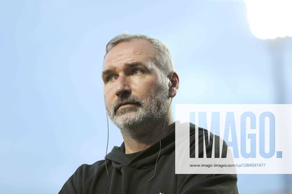Photo taken shortly before kickoff: Coach Tim WALTER of Kiel in the media spotlight. Soccer, 2. Bundesliga, Matchday 2 on Friday, October 16, 2026: Holstein Kiel vs. Hertha BSC