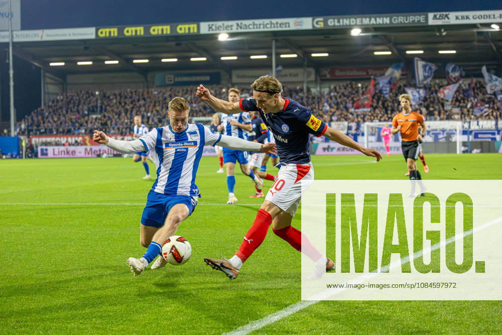Soccer 2. Bundesliga Men s 2026–2027 Season, Matchday 8: Holstein Kiel vs. Hertha BSC (Kiel in dark blue), Berlin in white and blue stripes; Julian Eitschberger (left), Jonas Therkelsen; Kiel Holstein Stadium, Westring 501, Schleswig-Holstein, Germany