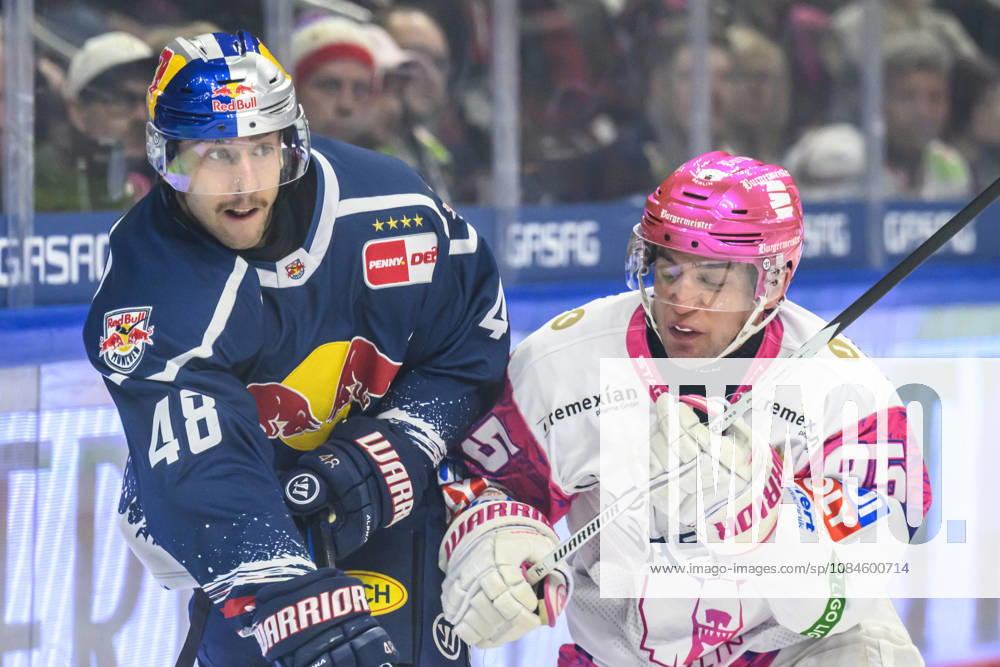 Pictured, from left: Lucas Thaler, EHC Red Bull Munich 48; Frederik Tiffels, Eisbären Berlin 95; face-off, action, battle, fighting for the puck, GER, Berlin, ice hockey, DEL 1, Eisbären Berlin vs. EHC Red Bull Munich, at the Uber Arena, October 16, 2026,