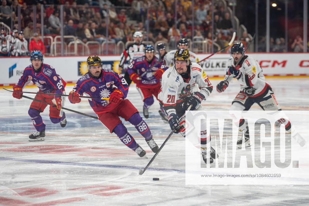 Lynden McCallum (EHC Freiburg, 20) charges forward and is pursued by Carter Turnbull (Düsseldorfer EG, 98). DEG vs. EHC Freiburg, Ice Hockey, DEL2, Matchday 9, 2026–2027 Season, October 16, 2026, DEG vs. EHC Freiburg, Ice Hockey, DEL2, Matchday 9, 2026–2027 Season, October 16, 2026, Düsseldorf
