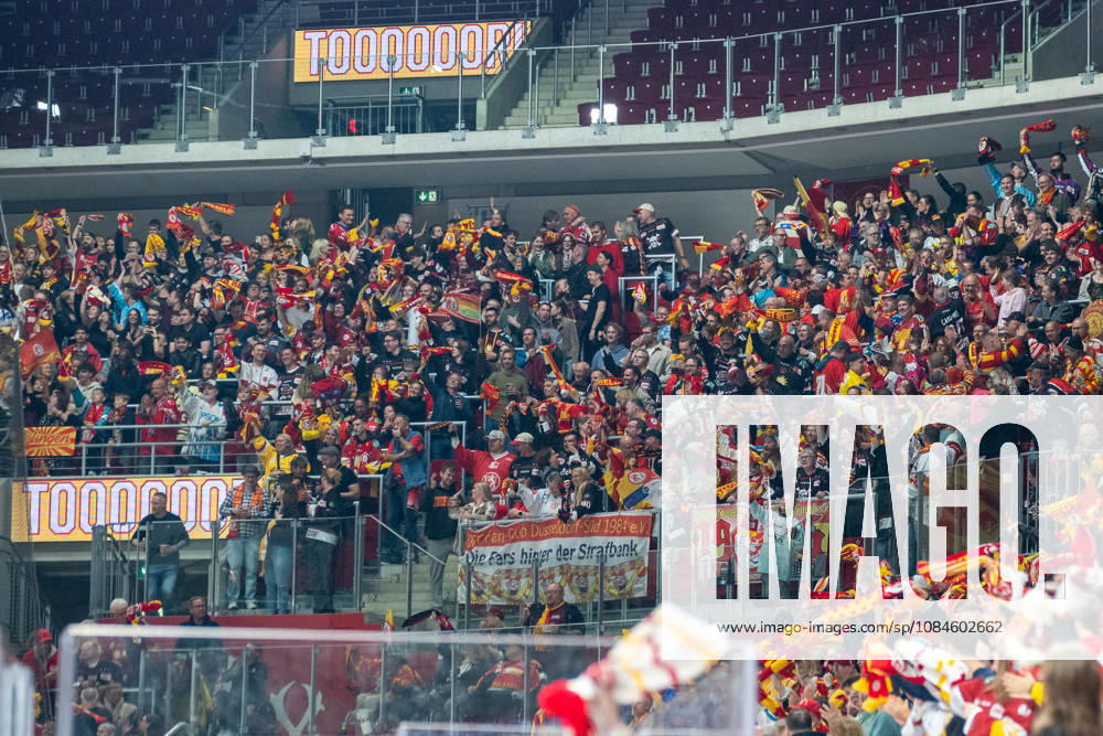 Düsseldorf fans cheer as the score stands at 2–0 in the DEG vs. EHC Freiburg game, ice hockey, DEL2, Matchday 9, 2026–2027 season, October 16, 2026: DEG vs. EHC Freiburg, ice hockey, DEL2, Matchday 9, 2026–2027 season, October 16, 2026, Düsseldorf