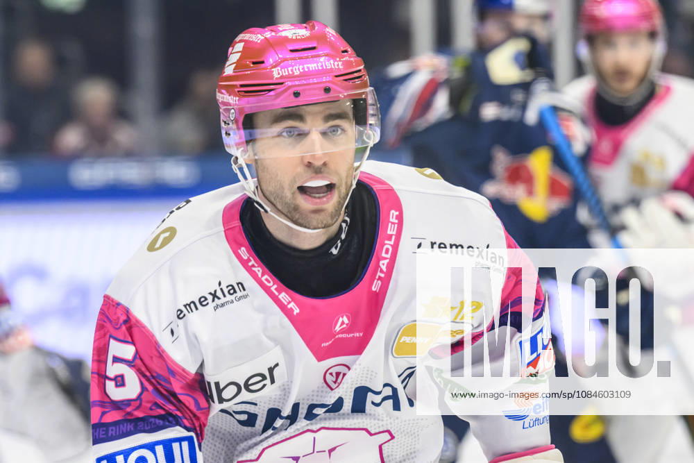 Pictured, from left: Mitchell Reinke, Eisbären Berlin 05, GER, Berlin, ice hockey, DEL 1, Eisbären Berlin vs. EHC Red Bull Munich, at the Uber Arena, October 16, 2026,