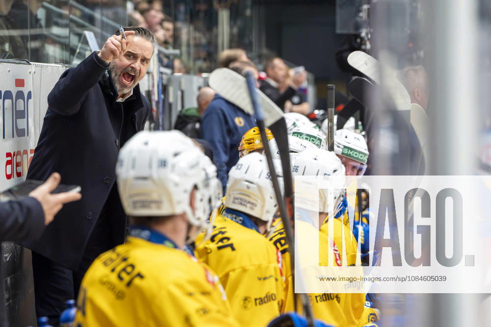 LUGANO, SWITZERLAND, OCTOBER 16: Davos head coach Josh Holden during the game between HC Lugano and HC Davos at the Corner Arena on October 16, 2026, in Lugano, Switzerland (Lugano, Ticino, Switzerland)