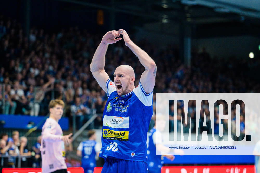 Dominik Solak of ThSV Eisenach, 30, cheers on the Eisenach fans GER, ThSV Eisenach vs. VfL Gummersbach, 1st Opel Handball Bundesliga, Handball, Matchday 9, 2026–2027 season, 8:00 p.m., October 16, 2026 GER, ThSV Eisenach vs. VfL Gummersbach, 1st Opel Handball Bundesliga, Handball, Matchday 9, 2026–2027 season, 8:00 p.m., October 16, 2026, Eisenach