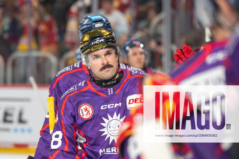 Carter Turnbull of the Düsseldorf EG, No. 98, receives good luck wishes from the bench: DEG vs. EHC Freiburg, Ice Hockey, DEL2, Matchday 9, 2026–2027 Season, October 16, 2026 DEG vs. EHC Freiburg, Ice Hockey, DEL2, Matchday 9, 2026–2027 Season, October 16, 2026 Düsseldorf