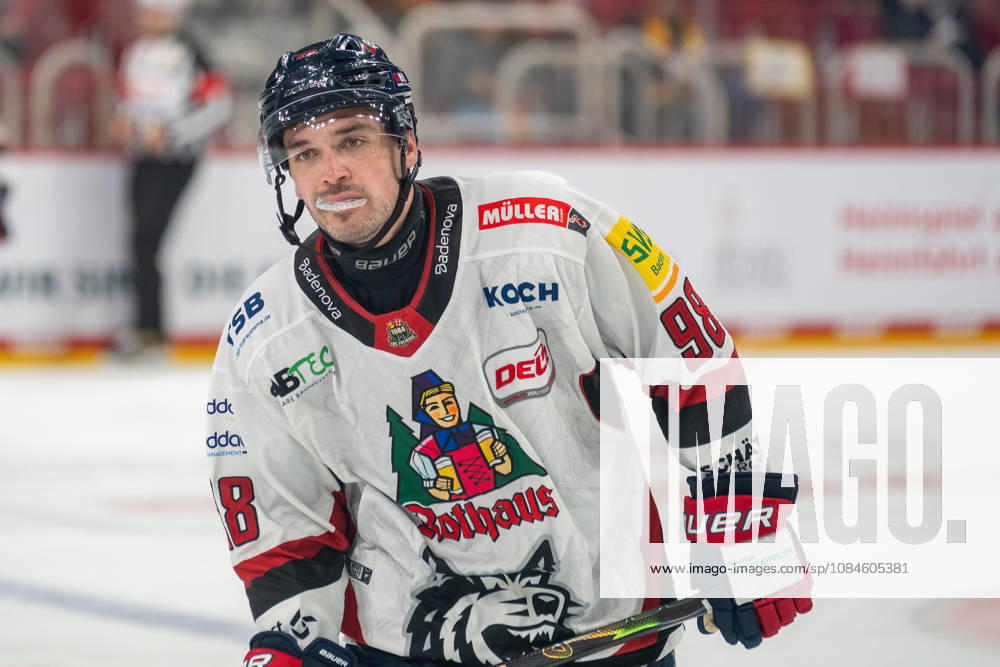 Cole Gallant, EHC Freiburg, No. 98 on his way to the bench: DEG vs. EHC Freiburg, Ice Hockey, DEL2, Matchday 9, 2026–2027 Season, October 16, 2026 DEG vs. EHC Freiburg, Ice Hockey, DEL2, Matchday 9, 2026–2027 Season, October 16, 2026 Düsseldorf