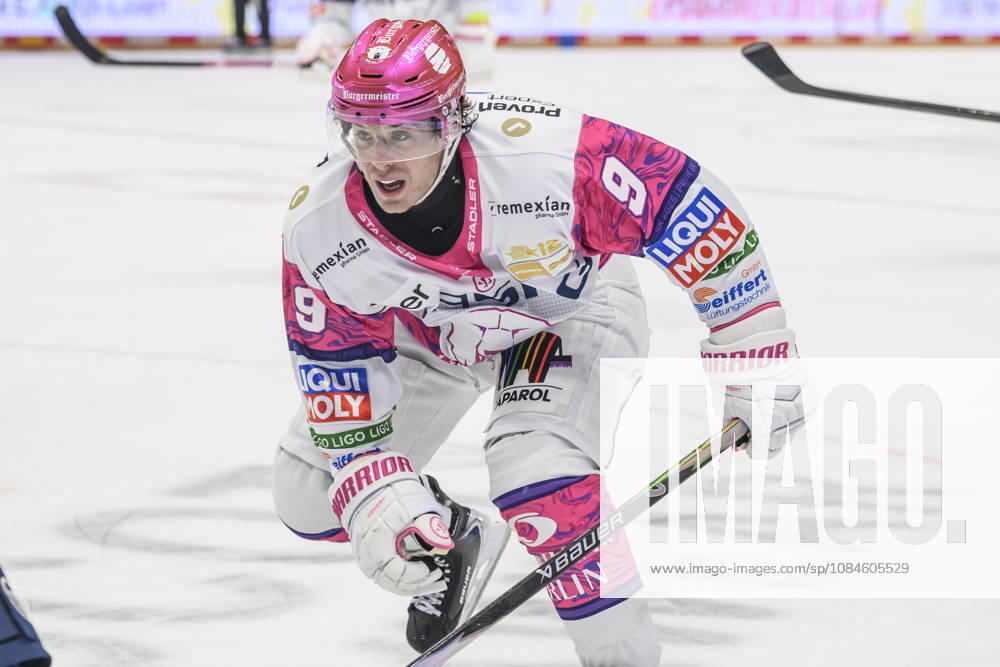 Pictured, from left: Ty Ronning of Eisbären Berlin 09, on the attack, GER, Berlin, ice hockey, DEL 1, Eisbären Berlin vs. EHC Red Bull Munich, at the Uber Arena, October 16, 2026,