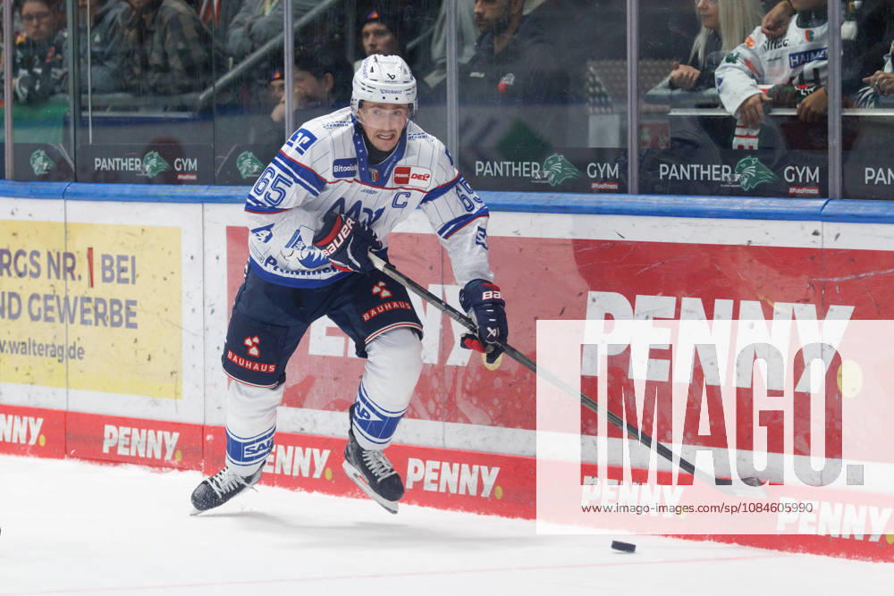 Marc Michaelis, 65, Adler Mannheim, during the game between the Augsburger Panther and Adler Mannheim, ice hockey, men s, DEL, 2026–2027, Matchday 9 on October 16, 2026, in Augsburg, Curt Frenzel Stadium, Bavaria, Germany