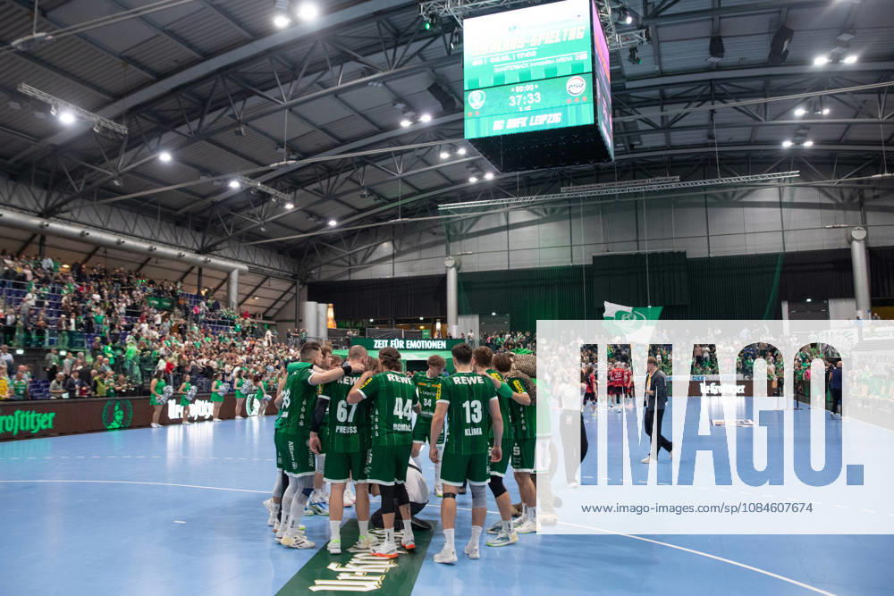 Handball, HBL2: SC DHfK Leipzig vs. ASV Hamm Westfalen, October 16, 2026. The SC DHfK Leipzig team celebrates their 37–33 home victory in a group hug. Handball, 2nd Bundesliga, 2026–2027 season, Matchday 8: SC DHfK Leipzig vs. ASV Hamm Westfalen on October 16, 2026, at the Quarterback Immobilien Arena Leipzig