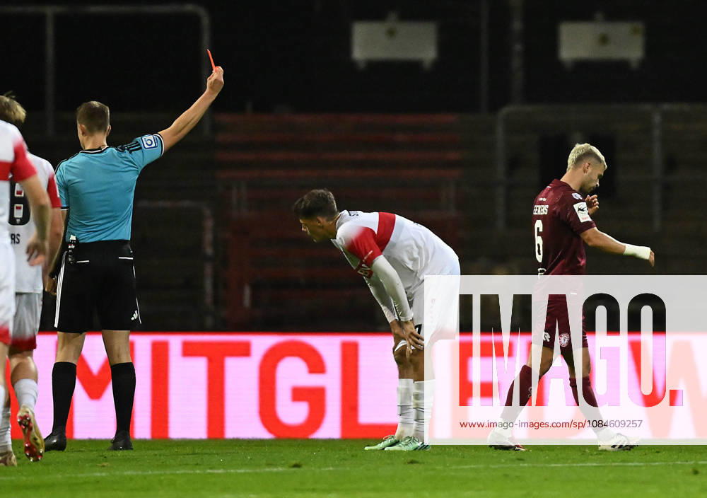 Soccer 3rd Division, Cologne, Fortuna Cologne vs. VFB Stuttgart II, Enzo Wirtz, SC Fortuna Cologne, Red card for Tom Geerkens, SC Fortuna Cologne, to the right of referee Henry Schröder, to the left: Cologne