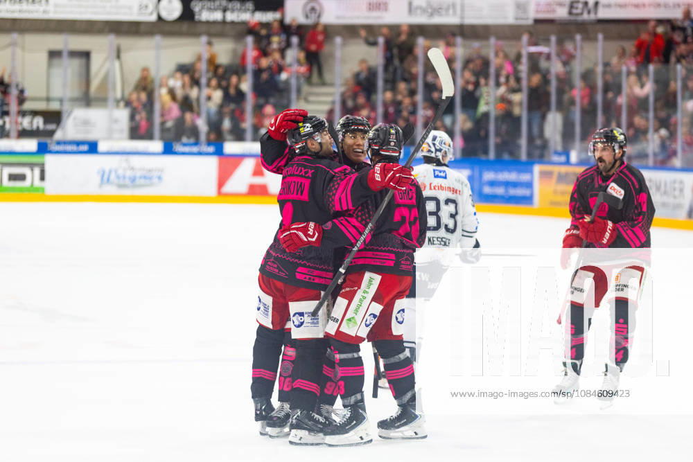 DEL2 Matchday 9 ice hockey game between EV Landshut and the Ravensburg Towerstars on October 16, 2026, at the VR Bank Landshut Arena in Landshut, Germany. EV Landshut celebrates a goal during the DEL2 Matchday 9 ice hockey game between EV Landshut and the Ravensburg Towerstars on October 16, 2026, at the VR Bank Landshut Arena in Landshut, Germany.