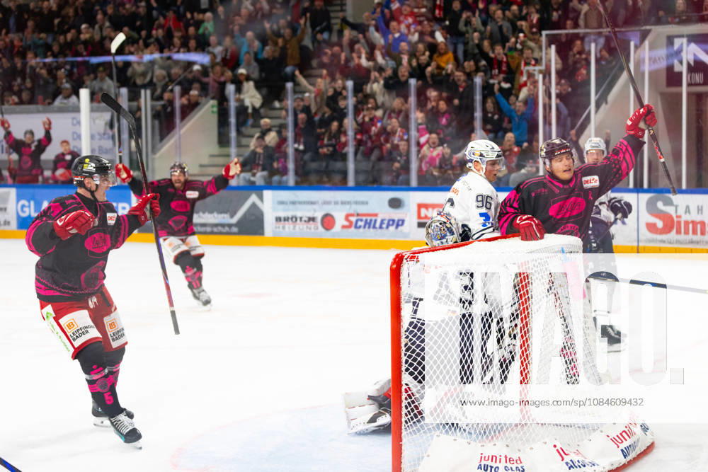 DEL2 Matchday 9 ice hockey game between EV Landshut and the Ravensburg Towerstars on October 16, 2026, at the VR Bank Landshut Arena in Landshut, Germany. EV Landshut celebrates a goal during the DEL2 Matchday 9 ice hockey game between EV Landshut and the Ravensburg Towerstars on October 16, 2026, at the VR Bank Landshut Arena in Landshut, Germany.