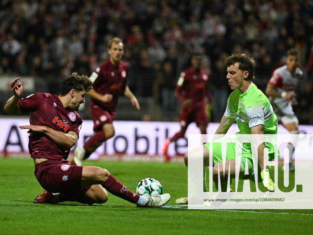 Soccer 3rd Division, Cologne, Fortuna Cologne vs. VFB Stuttgart II, Enzo Wirtz, SC Fortuna Cologne, Enzo Wirtz, SC Fortuna Cologne (left), and goalkeeper Jerik von der Felsen, VFB Stuttgart, Cologne