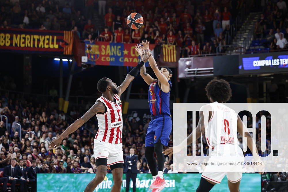 Juntin Robinson of FC Barcelona, Barca and Donta Hall of Olympiacos Piraeus in action during the EuroLeague Regular Season Round 6 match played between FC Barcelona and Olympiacos Piraeus at Palau Blaugrana on October 16, 2026 in Barcelona, Spain. Barcelona Spain - ZUMAa181 20261016_zaa_a181_213