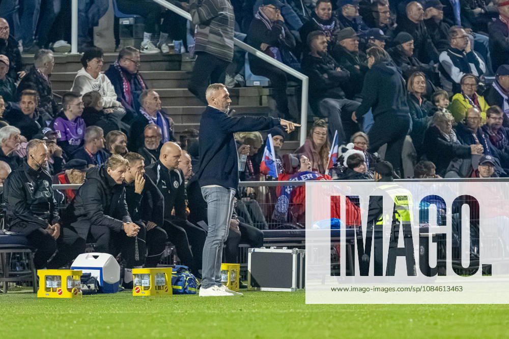Soccer 2. Bundesliga Men s 2026–2027 Season, Matchday 8: Holstein Kiel vs. Hertha BSC (Kiel in dark blue, Berlin in white and blue stripes) Tim Walter, Holstein Kiel Stadium, Westring 501, Schleswig-Holstein, Germany
