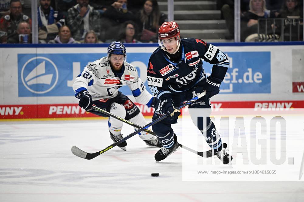 From left to right: Nicolas Appendino (ERC Ingolstadt 21), Kyle Platzer (Schwenninger Wild Wings 88). Schwenninger Wild Wings vs. ERC Ingolstadt, DEL, Regular Season, Matchday 8, 2026–2027 Season, October 16, 2026 Schwenninger Wild Wings vs. ERC Ingolstadt, DEL, Regular Season, Matchday 8, 2026–2027 Season, October 16, 2026 Schwenningen