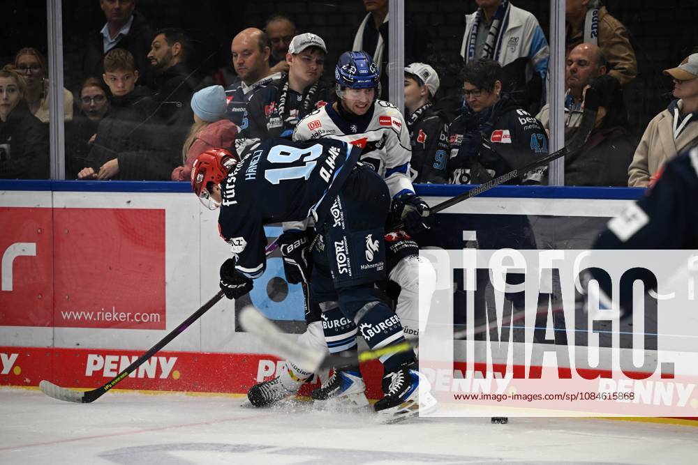 From left to right: Hakon Haenelt, Schwenninger Wild Wings 19; Sam Ruopp, ERC Ingolstadt 2. Schwenninger Wild Wings vs. ERC Ingolstadt, DEL, Regular Season, Matchday 8, 2026–2027 Season, October 16, 2026 Schwenninger Wild Wings vs. ERC Ingolstadt, DEL, Regular Season, Matchday 8, 2026–2027 Season, October 16, 2026 Schwenningen