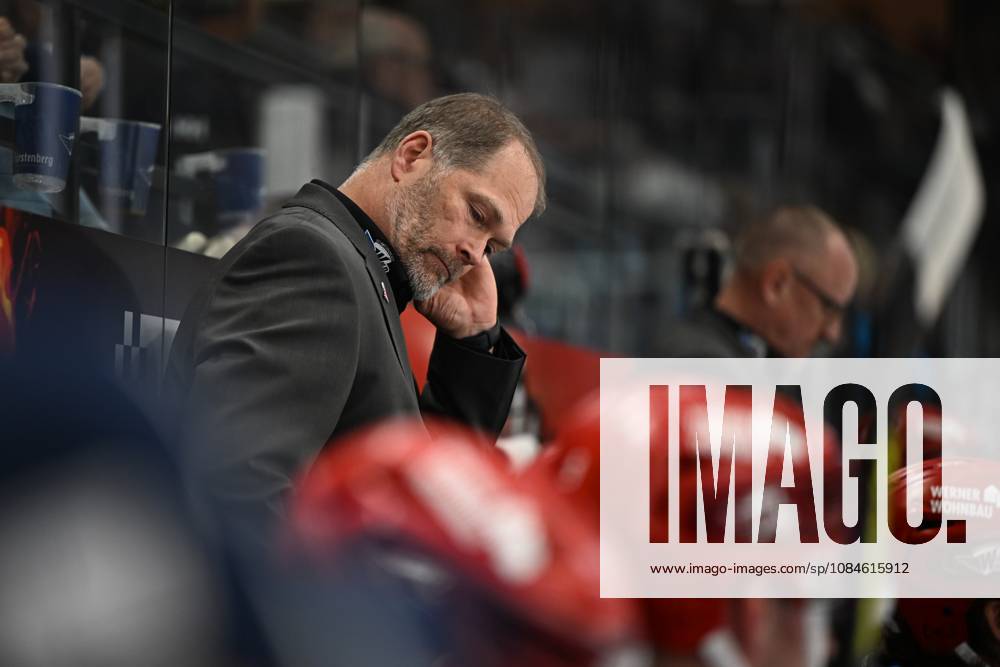 Steve Walker, Head Coach of the Schwenninger Wild Wings, is disappointed and frustrated; Schwenninger Wild Wings vs. ERC Ingolstadt, DEL, Regular Season, Matchday 8, 2026–2027 Season, October 16, 2026: Schwenninger Wild Wings vs. ERC Ingolstadt, DEL, Regular Season, Matchday 8, 2026–2027 Season, October 16, 2026, Schwenningen