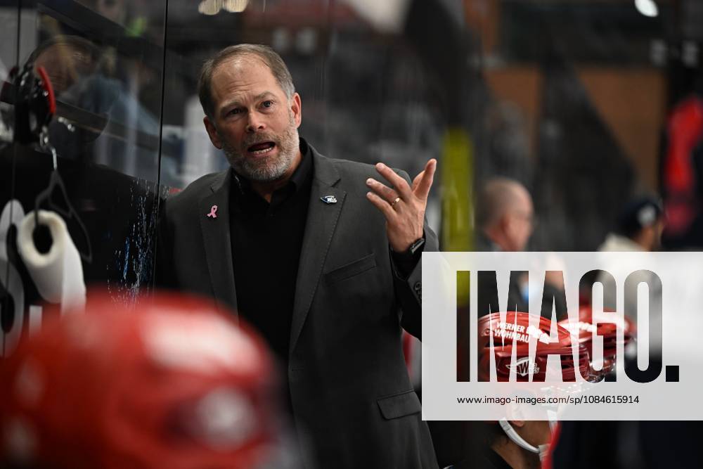 Steve Walker, Head Coach of the Schwenninger Wild Wings, is disappointed and frustrated; Schwenninger Wild Wings vs. ERC Ingolstadt, DEL, Regular Season, Matchday 8, 2026–2027 Season, October 16, 2026: Schwenninger Wild Wings vs. ERC Ingolstadt, DEL, Regular Season, Matchday 8, 2026–2027 Season, October 16, 2026, Schwenningen