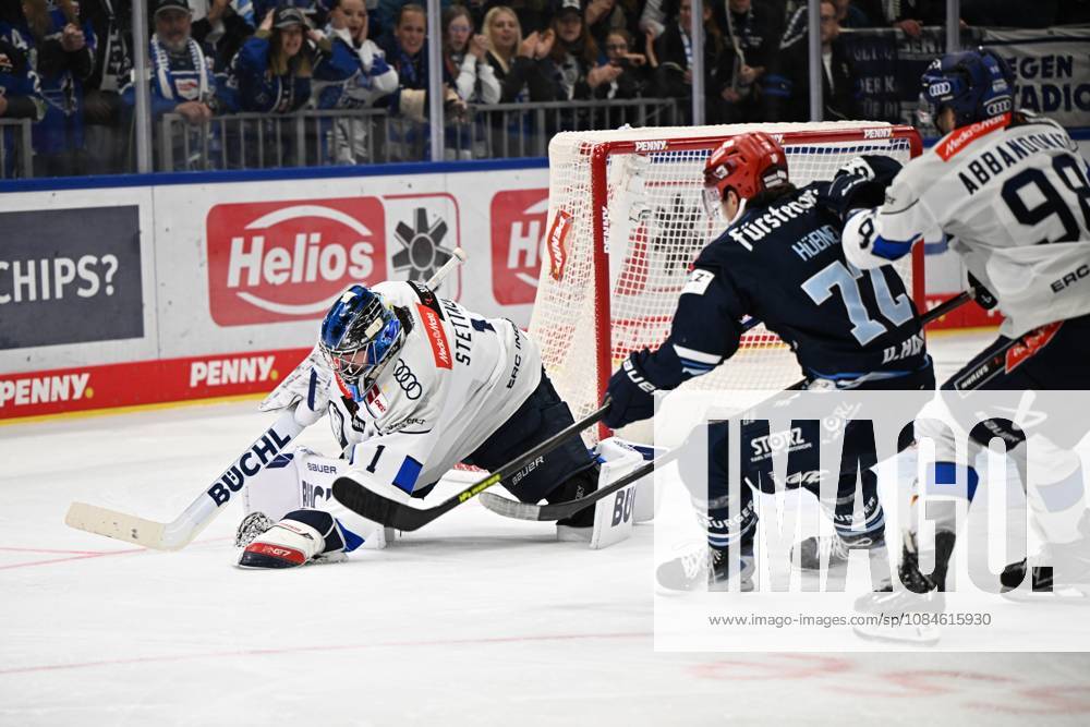 From left to right: Jonas Stettmer (ERC Ingolstadt 1), Niklas Huebner (Schwenninger Wild Wings 72), Peter Abbandonato (ERC Ingolstadt 98). Schwenninger Wild Wings vs. ERC Ingolstadt, DEL, Regular Season, Matchday 8, 2026–2027 Season, October 16, 2026: Schwenninger Wild Wings vs. ERC Ingolstadt, DEL, Regular Season, Matchday 8, 2026–2027 Season, October 16, 2026, Schwenningen
