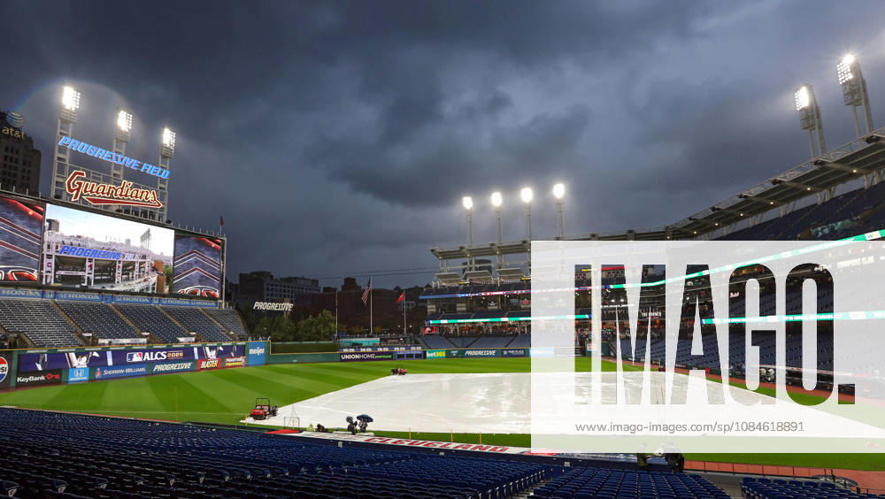 A tarp covers the infield as rain falls before the start of game four of the MLB, Baseball Herren, USA American League Championship Series between the Tampa Bay Rays and the Cleveland Guardians at Progressive Field in Cleveland, Ohio, on Friday, October 16, 2026. The 8pm ET start of the game has been delayed due to the weather. CLE20261016704 AARONxJOSEFCZYK