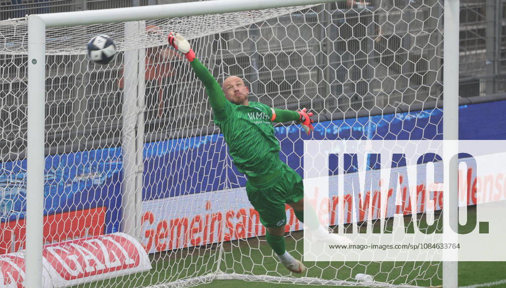 Stuttgart Soccer, Regionalliga Southwest; Stuttgarter Kickers vs. TSV Steinbach Haiger; Felix Dornebusch of the Kickers scores the goal to tie the game at 1-1