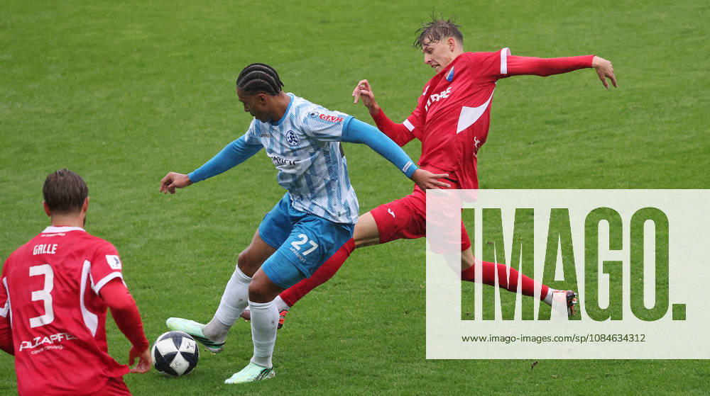 Stuttgart Soccer, Regionalliga Southwest; Stuttgarter Kickers vs. TSV Steinbach Haiger; from left: David Udogu (Kickers), Levin Müller (Haiger)