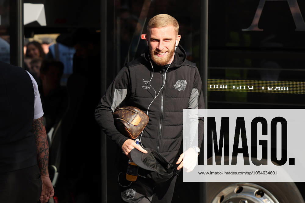 Fulham v Hull City, Premier League Oliver McBurnie of Hull City arrives to the stadium ahead of the Fulham v Hull City Premier League match at Craven Cottage, London, England on 17 October 2026 Credit: Tiego Grenho Every Second Media Editorial use only. All images are copyright Every Second Media Limited. No images may be reproduced without prior permission. All rights reserved. Premier League and Football League images are subject to licensing agreements with Football DataCo Limited. see https: www.football-dataco.com