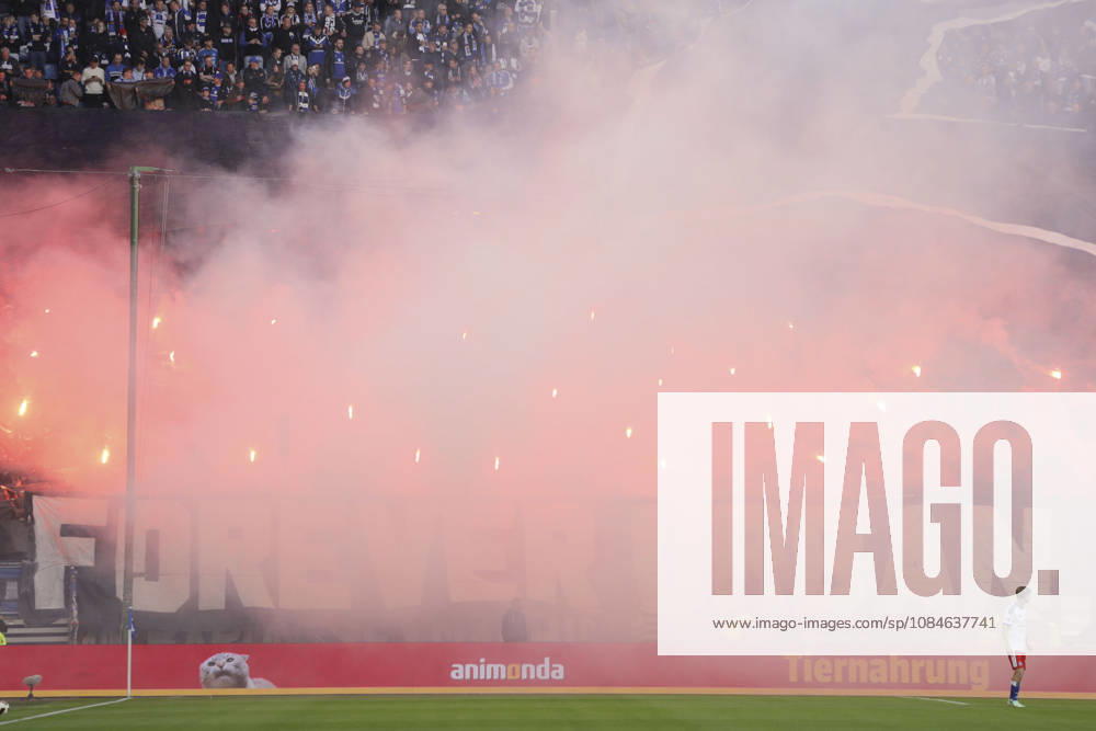 Photo: HSV fans light a few flares at kickoff. Bundesliga, Matchday 6 on Sat, Oct. 17, 2026: Hamburger SV vs. VfB Stuttgart