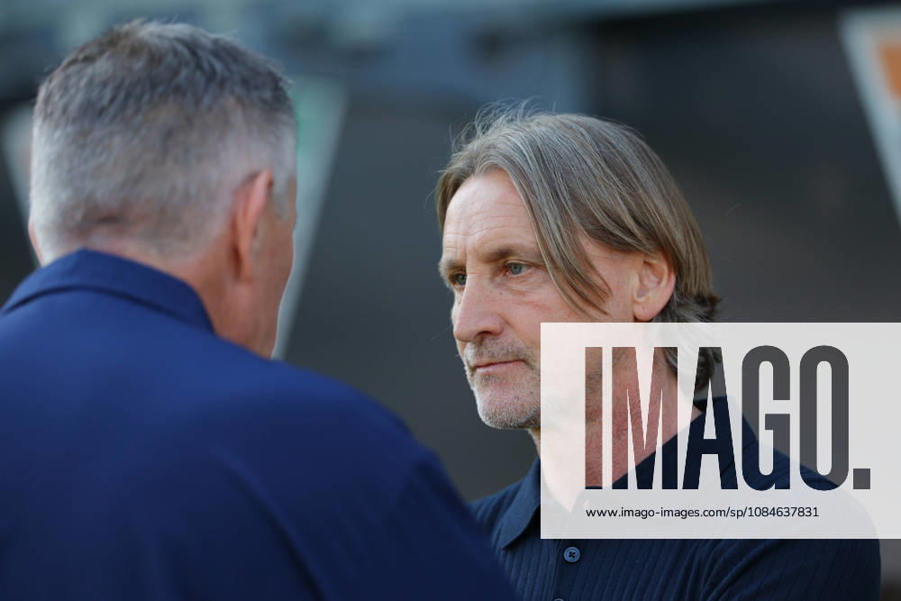 IPA89802073 - Venezia head coach Davide Nicola during the Serie A Enilive soccer match between Venezia and Napoli at Pier Luigi Penzo Stadium in northeastern Italy on October 17, 2026.