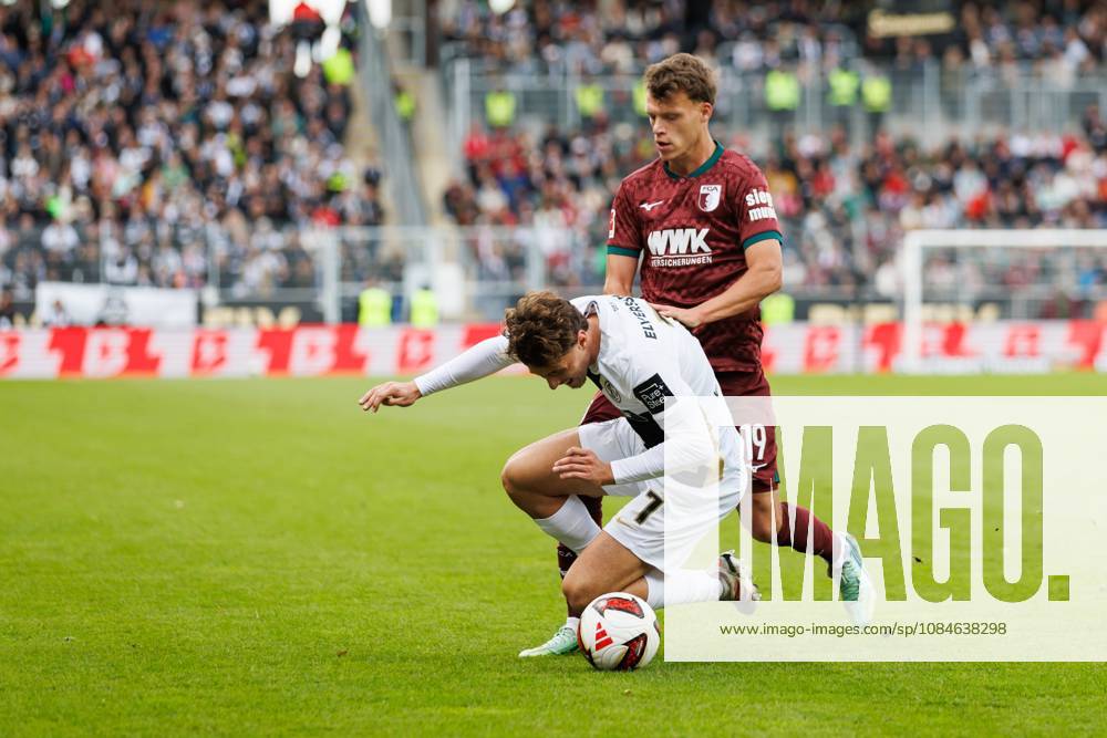 Mautice Krattenmacher (SV 07 Elversberg) in a tackle with Robin Fellhauer (FC Augsburg), Action: SV Elversberg vs. FC Augsburg, Soccer, Bundesliga 1, Matchday 6, 2026–2027 Season, October 17, 2026, SV Elversberg vs. FC Augsburg, Soccer, Bundesliga 1, Matchday 6, 2026–2027 Season