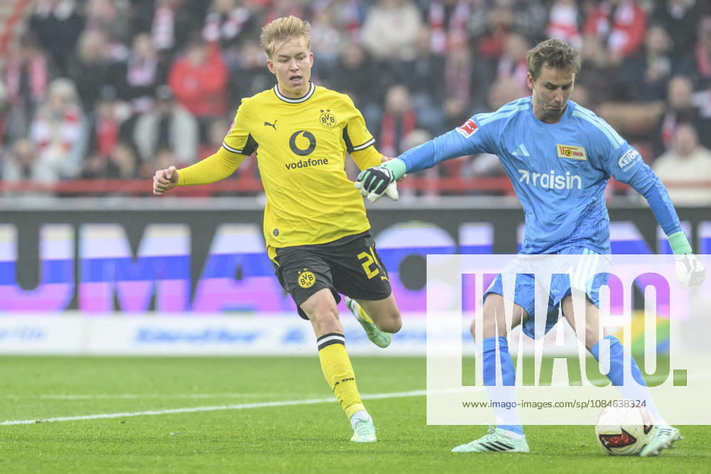 In the photo, from left: Daniel Svensson (BVB 24), Frederik Roennow (Union Berlin), 01, tackle, action, battle, fighting for the ball, GER, Berlin, soccer, 1. FC Union Berlin vs. Borussia Dortmund, BVB 09, at the Alte Försterei, October 17, 2026, DFB and DFL regulations prohibit any use of photographs as image sequences and or quasi-video,