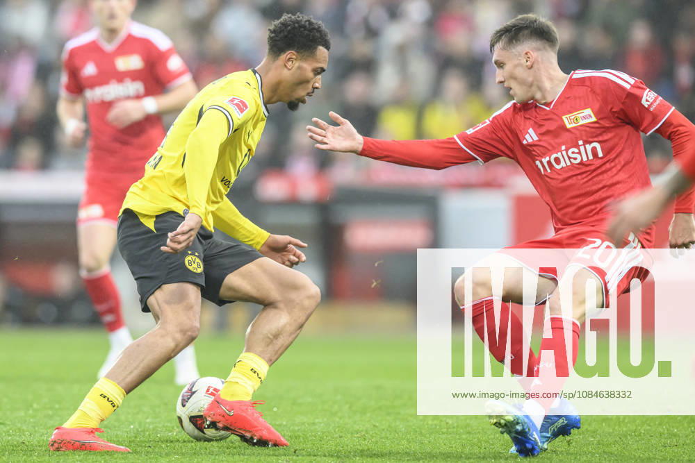 In the photo, from left: Felix Nmecha (BVB 08), Michel Aebischer (Union Berlin), 20, tackle, action, battle, fighting for the ball, GER, Berlin, soccer, 1. FC Union Berlin vs. Borussia Dortmund, BVB 09, at the Alte Försterei, October 17, 2026, DFB and DFL regulations prohibit any use of photographs as image sequences and or quasi-video,