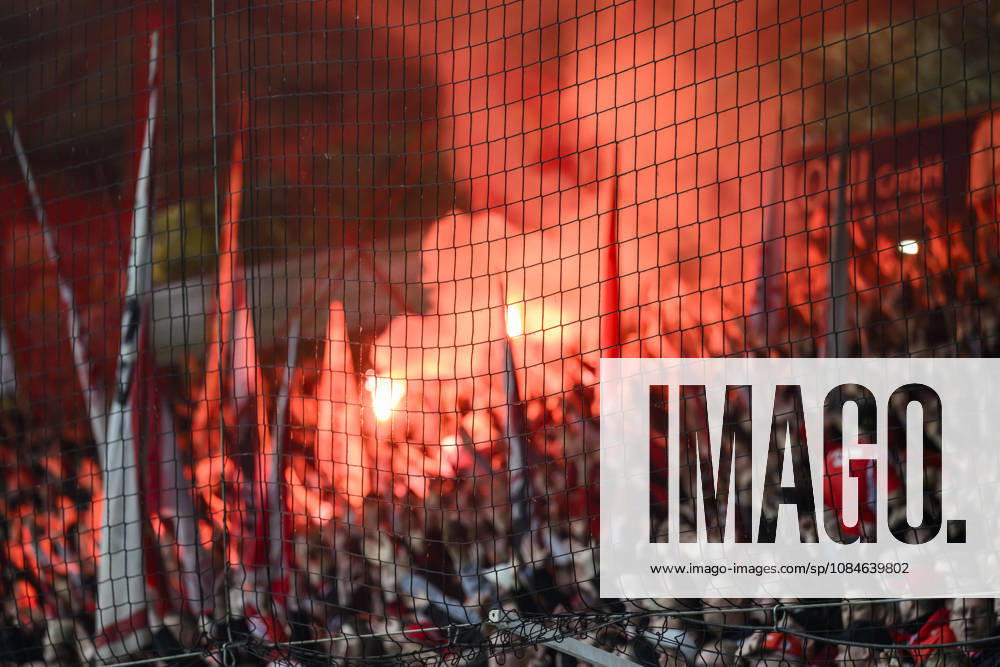 In the photo, from left: Pyro, pyrotechnics in the stands, flares on the forest side, GER, Berlin, soccer, 1. FC Union Berlin vs. Borussia Dortmund, BVB 09, at the Alte Försterei, October 17, 2026, DFB and DFL regulations prohibit any use of photographs as image sequences and or quasi-video,
