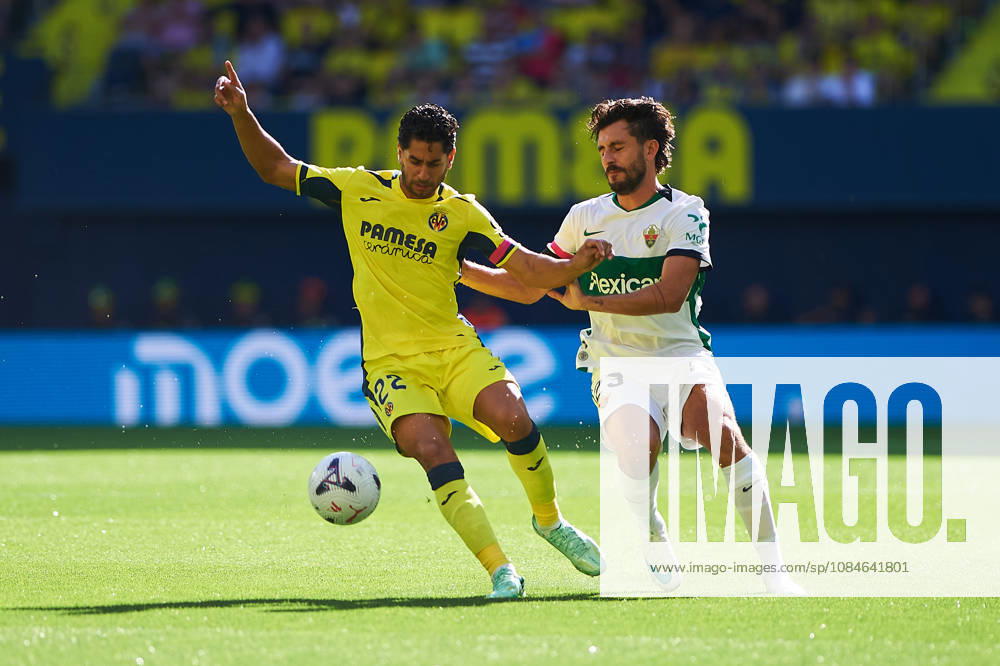 Ayoze Pérez of Villarreal CF and Víctor Chust of Elche CF during the LaLiga EA Sports match between Villarreal CF and Elche CF at Estadio de la Cerámica on October 17, 2026, in Villarreal, Spain